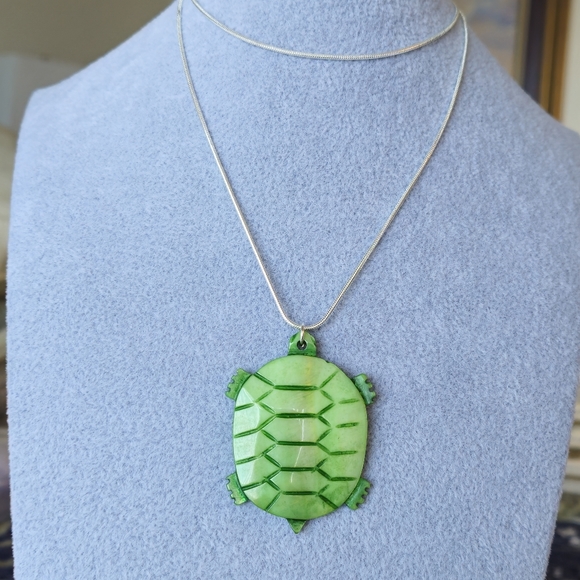 Shell Turtle Necklace - Picture 8 of 12